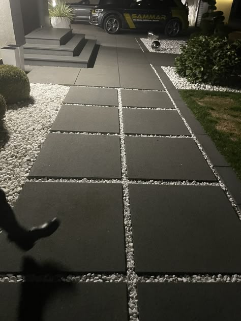 Black Walkway Pathways, Paved Front Yard, Black Mulch With Pavers, White And Black Landscaping Rock, Black Pavers, Sidewalk Ideas, Black And White Pathway, White Pavers Black Pebbles, Concrete Pavers Walkway