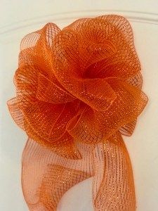 Learn to Make a Super Easy Deco Mesh Wreath! Deco Mesh Bows Diy, Diy Halloween Ribbon Wreath, Christmas Greenery Arrangements, Deco Mesh Bows, Grace Monroe, Diy Tree Topper, Mesh Garland, Deco Mesh Garland, Deco Mesh Crafts