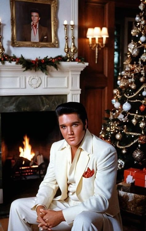 Elvis Presley Christmas, Elvis Christmas, Elvis Presley Wallpaper, Rare Elvis Photos, Elvis 68 Comeback Special, Graceland Mansion, Hollywood Christmas, Elvis Presley Priscilla, Xmas Pics