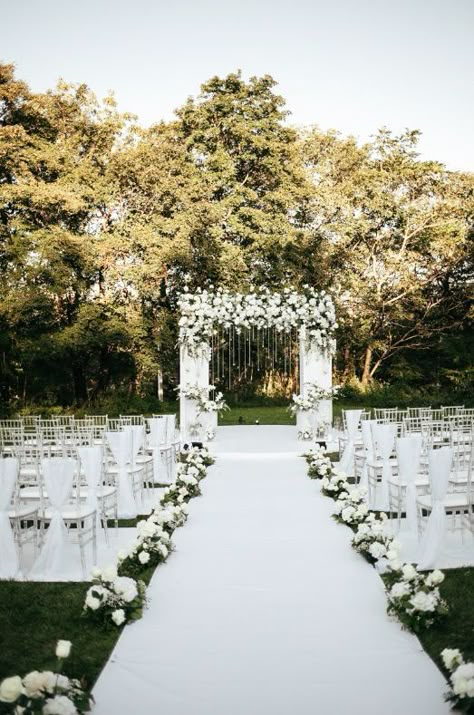 Inside Wedding Ideas Decoration, Modern Classic Wedding Ceremony Decor, Modern Outside Wedding Ceremony, Outdoor Civil Ceremony, Green And Gold Wedding Ceremony, Wedding Ceremony Runner, Outdoor Wedding White Flowers, Aisle Garden Wedding, Wedding Venue Isle