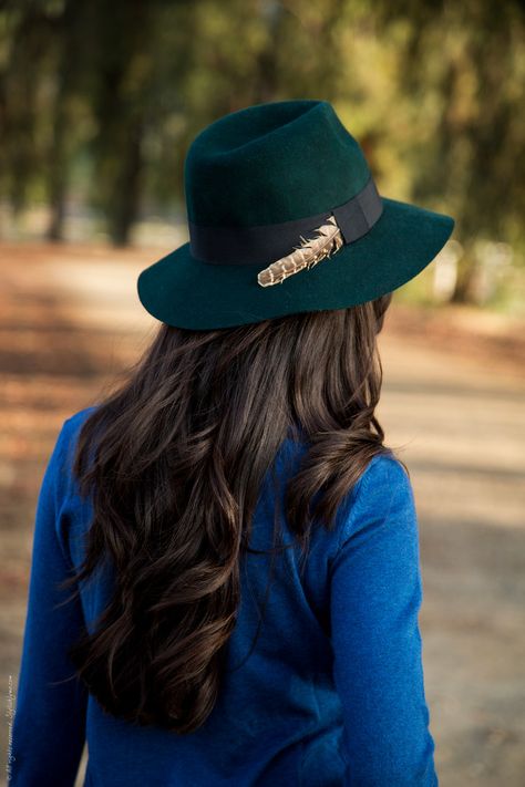 A Stylish Way to Wear a Fedora Hat this Fall & Winter Blue Fedora Hat Outfit, Cute Outfits With Hats, Fedora Hat Outfit, Blue Fedora Hat, Hat Pics, Clothes For Women In 20's, Types Of Hats For Women, Fedora Hat Outfits, Woman With Hat