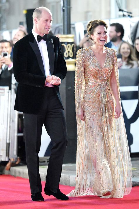 Prinz George, Herzogin Von Cambridge, Prins William, Midi Dress Chic, Principe William, No Time To Die, Prince Charles And Camilla, Kate Middleton And Prince William, Golden Goddess