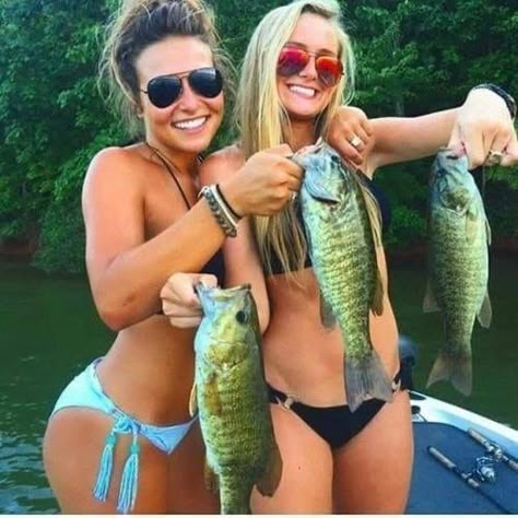 Nice catch Fly Fishing Girls, Female Angler, Fishing Girl, Girl Fishing, Girls Fishing, Small Mouth, Fishing Photos, Hunting Girls, Fishing Photography