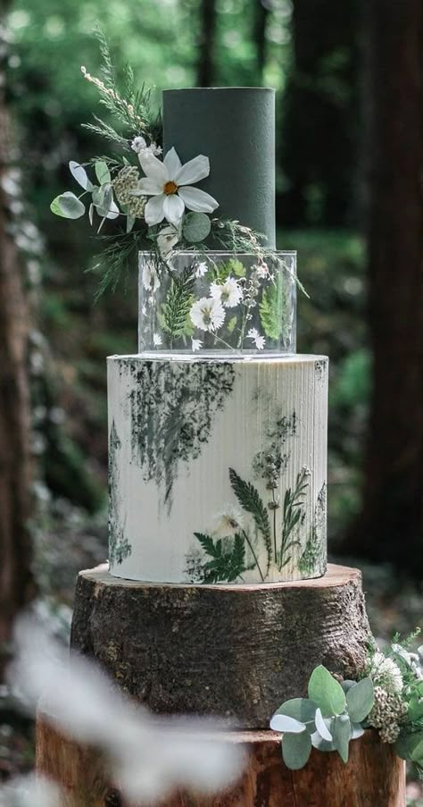 Wedding Cake Garden Theme, Cake Trends 2023, Flower Cake Wedding, Edible Flower Cake, Greenery Cake, Wedding Cake Forest, Woodland Wedding Cake, Cake Texture, Cake 2023