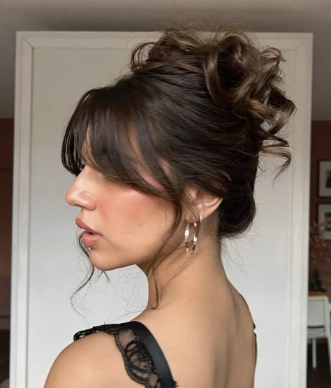 - Check more at https://howcandothis.com/hairstyleideas/66134/ Messy High Bun With Bangs, Md Hairstyles, Messy Bun With Bangs, Chic Hairstyle, Ball Hair, Guest Hair, Messy Updo, Hair Magazine, Wedding Guest Hairstyles