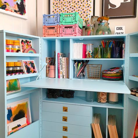 This Artist’s $100 “Office in a Desk” Makes WFH in a Tiny Space Possible Closet Art Space, Art Desk Ideas Small Spaces, Tiny Desk Organization, Art Nook Small Spaces, Small Work Space Ideas, Artist Desk Workspaces, Tiny Desk Space, Tiny Craft Space, Small Art Desk