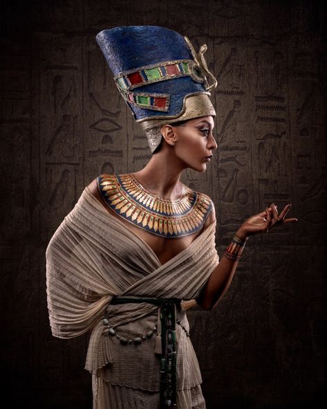 Nefertiti Nefertiti Art, Egyptian Makeup, Starověký Egypt, Egypt Concept Art, Egyptian Fashion, Egypt Fashion, Ancient Egypt Art, Queen Nefertiti, Egyptian Tattoo