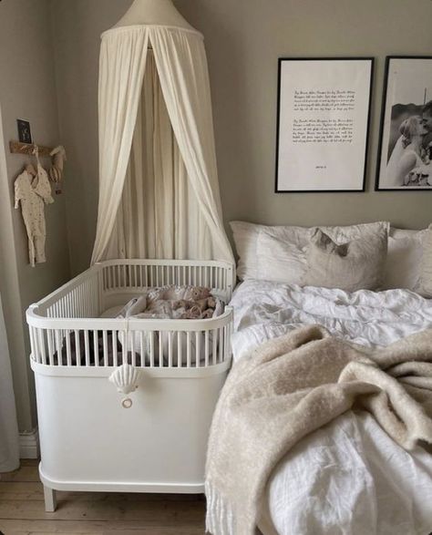 a lovely neutral bedroom with a crib Shared Baby Rooms, Nursery Nook, Baby Corner, Bedside Crib, Baby Room Themes, Parents Room, Baby Room Inspiration, Nursery Room Inspiration, Baby Inspiration