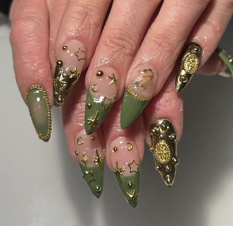 Glam Green Nails, Forest Green Gold Nails, Dragon Eye Nails, Esmeralda Nails, Emerald Green Nails With Gold, Green Nails With Design, Dark Green Nails With Gold, Brown And Green Nails, Gold And Green Nails