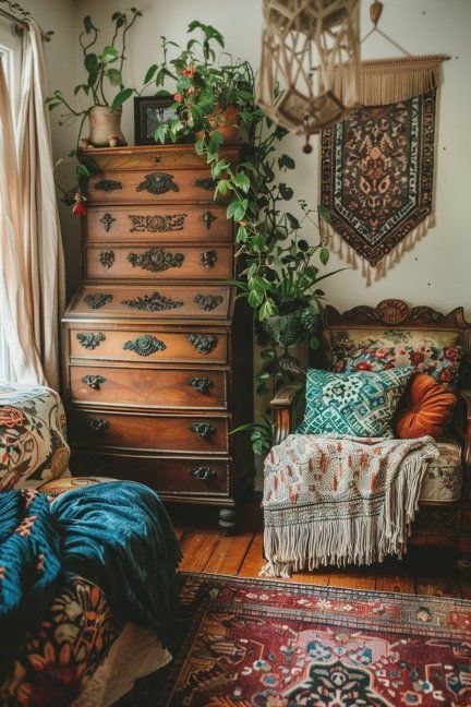 Thrifted Furniture, Boho Bedroom Ideas, Boho Style Bedroom, Living Vintage, Vintage Bedroom, Style Bedroom, Antique Decor, How To Design, Dream Rooms