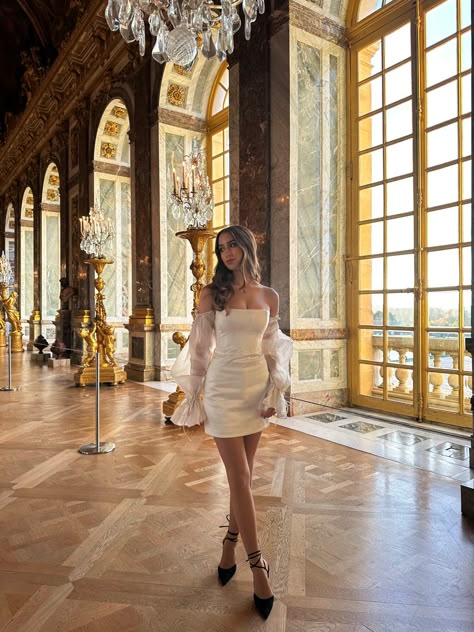 House If Cb Dress, Old Money Paris Outfit, Paris Aesthetic Dress, Paris Aesthetic Poses, Versaille Photo Ideas, Versailles Aesthetic Outfit, Versailles Aesthetic Fashion, Castle Pictures Ideas, Aesthetic Pictures In Paris