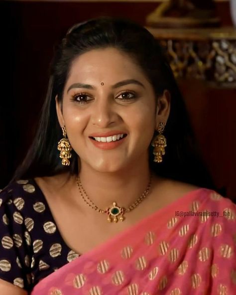 Pallavi Ramisetty, Telugu Serial Actress, Husband Photos, Gold Jewelry Outfits, Black Beads Mangalsutra Design, Choker Necklace Designs, Serial Actress, Pearl Jewelry Design, Gold Jewelry Simple Necklace