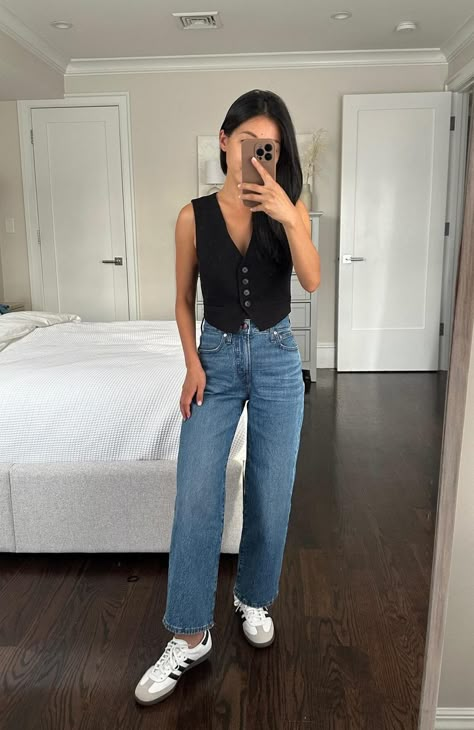 Daily Basic Outfits, Jeans With Vest Outfit Women, College Basic Outfits, Basic Black Top Outfit, Outfit With Vest For Women, Vest And Jeans Outfits For Women, Basic Outfits Jeans, Outfit Trabajo Casual, College Wear Outfits