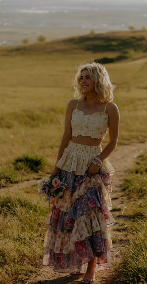 Western Dress Aesthetic, Boho Outfits Senior Pictures, Rustic Photoshoot Outfit Ideas, Sunflower Field Outfit Ideas Fall, Seniors Pictures Outfits, Country Senior Pictures Outfits Dresses, Gown Senior Pictures, Country Boho Fashion, Vintage Country Style