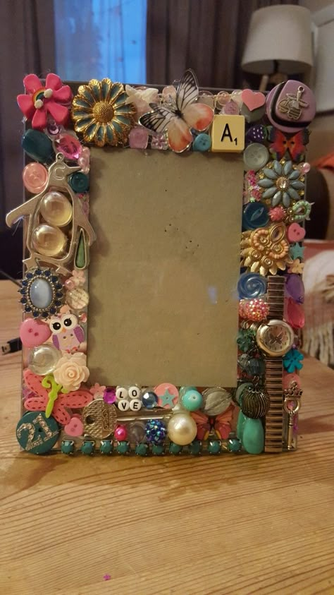 Crafty Picture Frames, Decorated Frames Ideas, Collage On Furniture, Artsy Diy Gifts, Junk Picture Frames, Decorating Frames Ideas, Embellished Picture Frames, How To Decorate Picture Frames, Handmade Picture Frames Diy