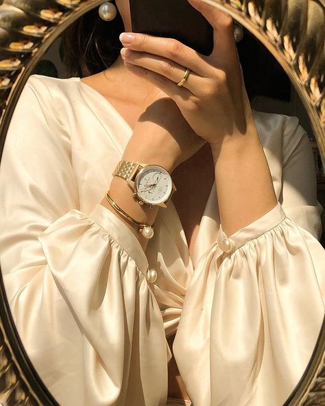 Hegia de Boer sur Instagram : When it comes to watches, I will only wear the ones that are classic and versatile. The one that gives me the control of time and elegance… Stile Blair Waldorf, Photographie Portrait Inspiration, Cream Aesthetic, Mode Abaya, Beige Outfit, Gold Aesthetic, Classy Aesthetic, Princess Aesthetic, Beige Aesthetic