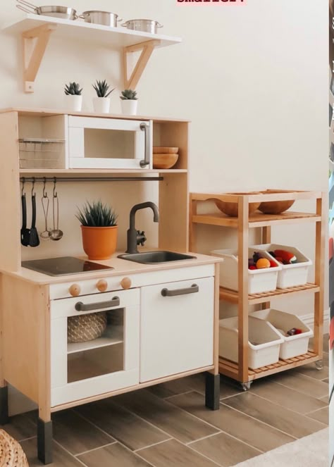 Girls Kitchen Play Area, Playroom Design Minimalist, Ikea Kitchen Playroom, B Toys Kitchen Makeover, Ikea Play Kitchen Organization, Toy Kitchen Set Up, Aesthetic Play Kitchen, Toddler Ikea Bedroom, Montessori Kitchen Diy