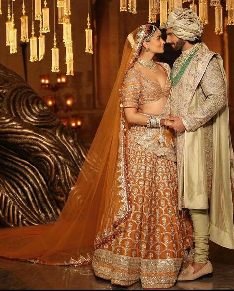 Hindu Wedding Dress Bridal Lehenga, Bride Groom Photos Indian, Golden Sherwani Grooms, Groom Sherwani Indian Latest, Groom Engagement Outfit Indian, Indian Bride Lengha, Bride And Groom Indian Wedding Outfit, Indian Wedding Photoshoot, Hindu Couple