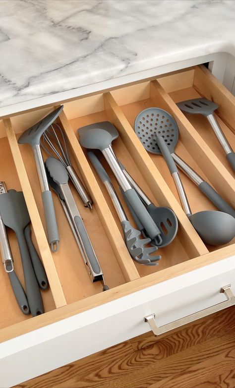 Kitchen Utensil Drawer, Nursery Drawer, Kitchen Drawer Organizers, Utensil Drawer Organization, Kitchen Utensil Organization, Kitchen Drawing, Apartment Storage, Drawer Organization, Makeup Drawer