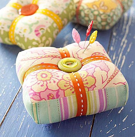 Pin Cushion Diy, Make Your Own Pins, Pincushion Tutorial, Pin Cushions Patterns, Project Bags, Costura Diy, Beginner Sewing, Sewing Class, Creation Couture