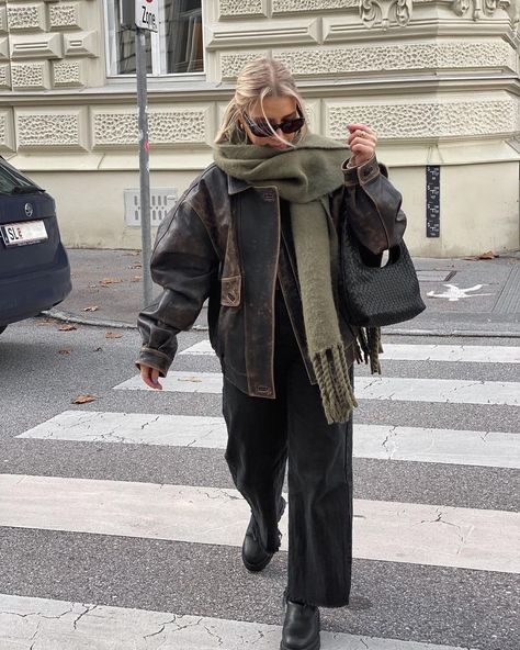 me again | Instagram Leather Jacket Outfits, Winter Layering, Vintage Leather Jacket, Fringe Scarf, Winter Fits, Cozy Knit, Coat Outfits, Inspiration Mode, Looks Style