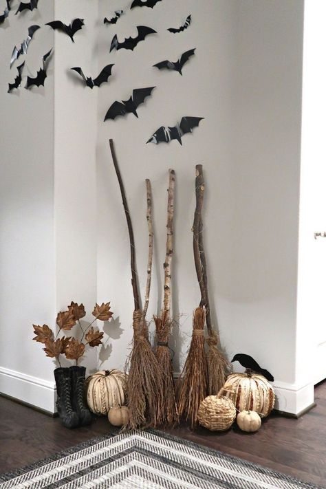 Diy Halloween Witch, Halloween Witch Brooms, Halloween Decor Diy, Classy Halloween, Boho Halloween, Halloween Witch Decorations, Witch Diy, Wallpaper Halloween, Halloween Porch