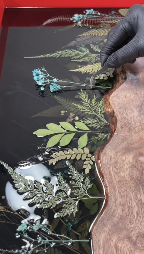 How to Make a Wood and Resin Tray with Pressed Flowers Resin Boards, Diy Resin Table, Resin And Wood Diy, Epoxy Resin Projects, Resin Tables, Resin Table Top, Wood Resin Table, Epoxy Projects, Epoxy Resin Diy