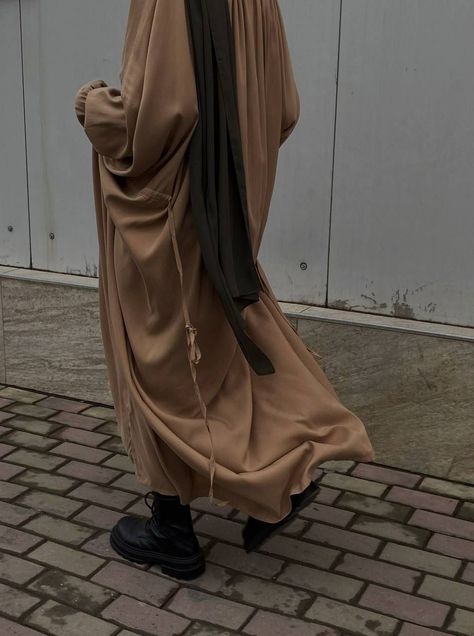 Abaya With Boots, Jilbab Outfit, Muslim Girl Outfit, Hijabi Mode, Khimar Abaya, Abaya Ideas, Islamic Fashion Dresses, Hijabi Fits, Hijabi Outfit