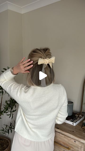 LAURA BYRNES on Instagram: "Love this easy festive hairstyle of tying a ribbon in a bow on your hair clip! 🎀🫶✨" Laura Byrnes, 2023 Love, How To Tie Ribbon, Hair Clip, Hair Clips, Love This, Ribbon, Festival, Hair Styles