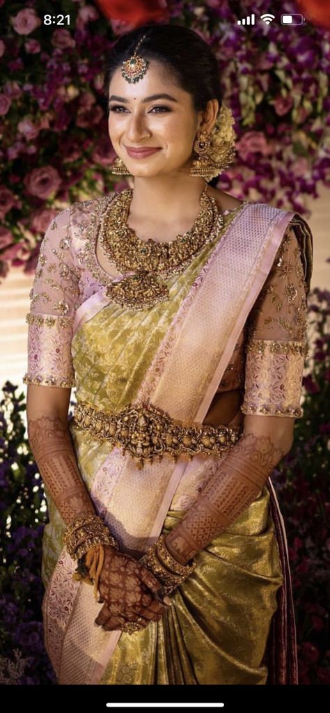 Wedding Dresses South Indian, Kalyana Saree Blouse Design, Bride Sister Saree South Indian, Bridal Lehenga South Indian, Wedding Saree For Brides Mom, Blouse Design For Engagement Saree, Engagement Outfits Saree, Saree Styles South Indian, Saree For South Indian Wedding