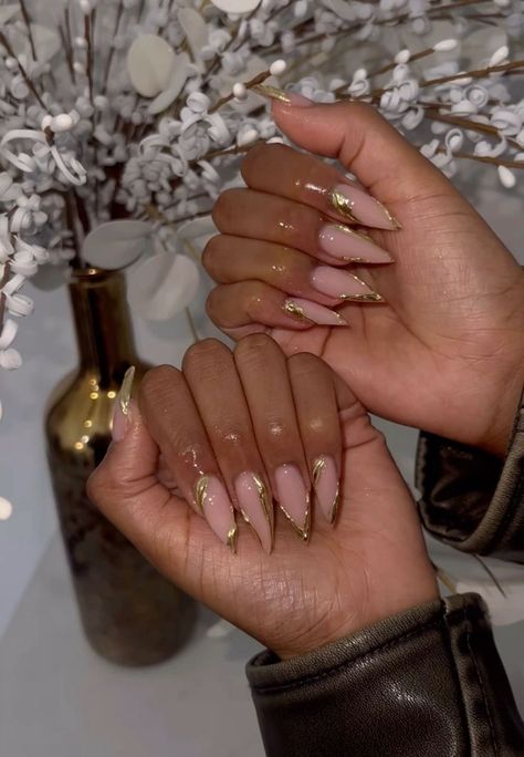 Almond Shape French Tip Chrome, Gold Accent Almond Nails, Stilettos Acrylic Nails, Short Nails With Gold Design, Almond Gold Nails Designs, Gold Chrome Stiletto Nails, Almond Nail Shape Designs, Gold Chrome Design Nails, Almond Shaped Nails Black Women