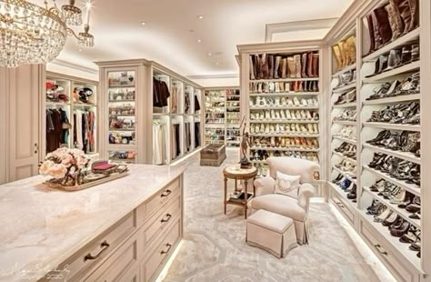 Huge Closet Luxury, Huge Closets Luxury Walk In, Luxury Closet Designs Women, Mansion Closet, Luxury Closet Mansions, Big Walk In Closet, Huge Walk In Closet, Rich Closet, Massive Closet