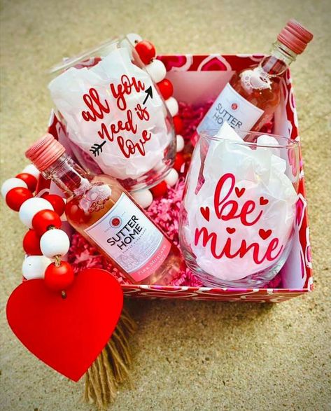 Valentines Day Gift Ideas To Sell, Diy Valentine Gift Baskets Ideas, V Day Gift Ideas, Mother Valentines Day Gift, Valentines Gift For Sister Cute Ideas, Small Valentines Gifts For Friends, Little Valentines Gifts Friends, Valentines Gift Baskets For Him, Wine Valentine Gift Ideas