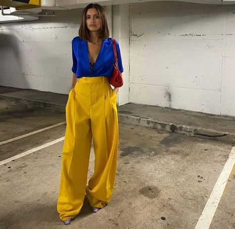 Colors that will make any outfit more precious Blue Satin Trousers Outfit, Bold Spring Outfits, Colorful Wardrobe Aesthetic, Bright Spring Outfits, Yellow Pants Outfit, Royal Blue Fashion, 2025 Style, Color Outfits, Color Combos Outfit