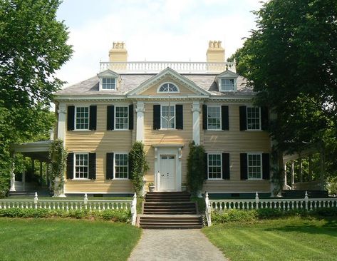 1759 Georgian Colonial in Cambridge, Massachusetts - OldHouses.com Classic American House, Massachusetts Homes, Massachusetts Houses, Massachusetts Vacation, Colonial House Exteriors, Georgian Colonial, Colonial Mansion, Historic Landmarks, Cambridge Massachusetts