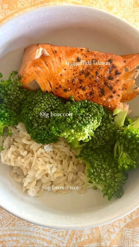 Clean Eating Recipes Salmon, Easy Gym Meals, Healthy Lunch Calorie Deficit, Healthy Recipes Calorie Deficit, Healthy Meals Calorie Deficit, Meal Ideas Calorie Deficit, Dinner Calorie Deficit, Healthy Protein Meals Aesthetic, Food Recipes High In Protein