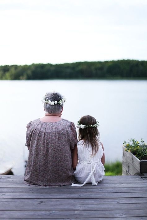 Grandma And Granddaughter Photoshoot, Grandmother Granddaughter Photography, Grandkids Photography, Grandparents Photography, Grandma Photos, Grandparent Photo, Grandmother Granddaughter, Family Picture Poses, Celebrity Art