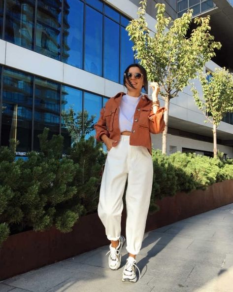 Slouchy White Jeans Outfit, Slouchy Jeans Outfit, Slouchy Outfit, Trendy Crop Top, Slouchy Pants, White Jeans Outfit, Jacket Fur, Slouchy Jeans, Oufits Casual