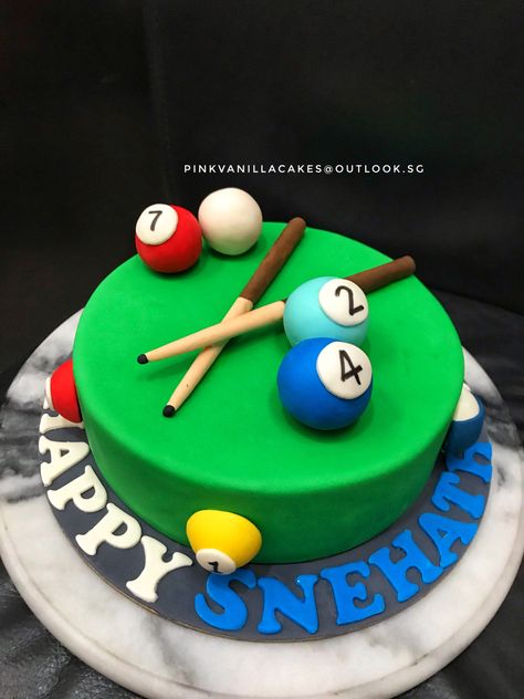 Gum paste pool balls and cues on pool table cake Snooker Cake Design, Pool Cakes 8 Ball, Pool Table Cake Ideas Birthday, Pool Table Cakes Birthdays, Billards Birthday Party Ideas, Pool Table Birthday Cake, Billiard Birthday Party Ideas, Snooker Cake Ideas, Snooker Table Cake