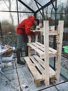 Making greenhouse staging from pallets – Lori Laing Pallet Greenhouse, Greenhouse Staging, Greenhouse Benches, Greenhouse Shelves, Homemade Greenhouse, Diy Greenhouse Plans, Outdoor Greenhouse, Greenhouse Shed, Greenhouse Interiors