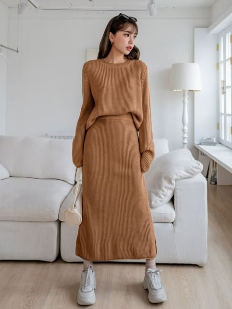 Camel Outfits For Women, Ribbed Skirt Outfit, Ribbed Dress Outfit, Knitted Dress Outfit, Dressy Fashion Outfits, Sweater Skirt Outfit, Long Knit Skirt, Knit Skirt Outfit, Leather Jacket Dress