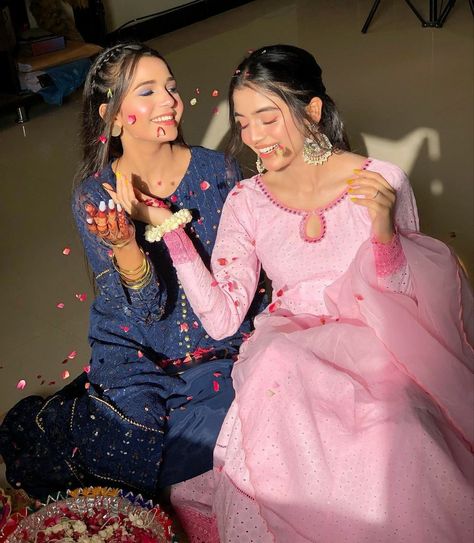 Sisters Goals Aesthetic, Friends Dpz, Laiba Khan, Sardar Fashion, Burgundy Quinceanera Dresses, Duo Poses, Eid Pics, Sisters Goals, Sisters Photoshoot Poses