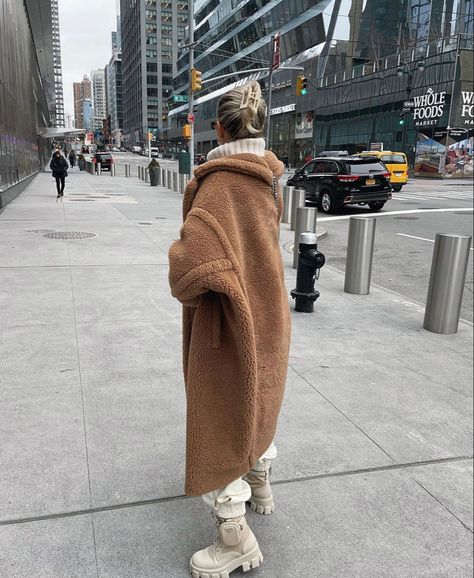 White Teddy Coat Outfit, Long Teddy Coat Outfit, Teddy Coat Outfit Winter, Teddy Bear Jacket Outfit, Sherpa Coat Outfit, White Teddy Coat, Max Mara Teddy Coat, Eurotrip Outfits, Teddy Coat Outfit