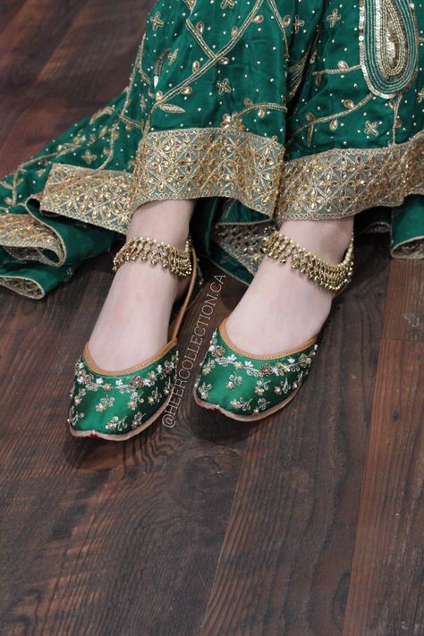 Punjabi Jutti Punjabi Jutti Wedding, Pakistani Shoes, Indian Shoes, Minako Aino, Punjabi Jutti, Fashion Shoes Heels, Modest Dresses Casual, Bridal Sandals, Heels Classy