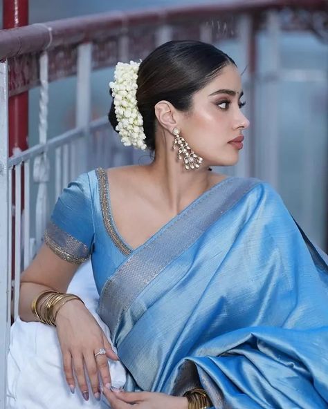 भारतीय दुल्हन संबंधी, Indian Dress Up, Saree Hairstyles, Simple Saree Designs, Fashionable Saree Blouse Designs, Janhvi Kapoor, Fancy Sarees Party Wear, Desi Fashion Casual, Bollywood Outfits