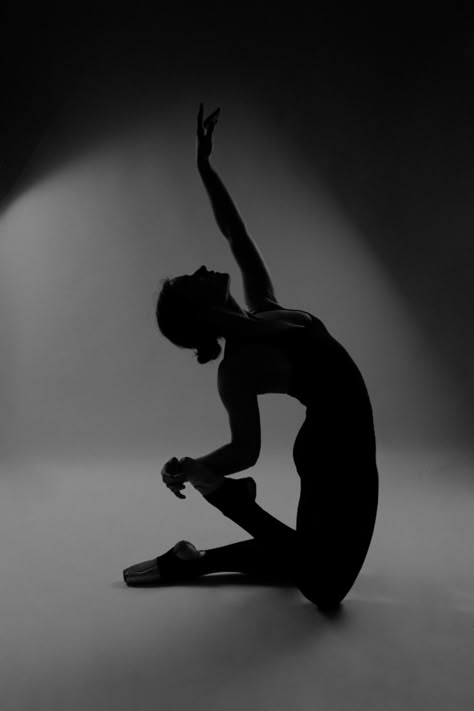 Silhouette Photography Studio, Contemporary Dance Silhouette, Contemporary Pointe Poses, Emotional Dance Photography, Dancer Silhouette Photography, Black And White Dance Photography, Dance Portrait Photography, Dark Dance Aesthetic, Studio Dance Photography