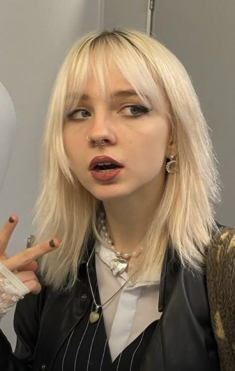 Layered Blonde Hair Medium With Bangs, Bleach Hair With Dark Roots, Blonde Hair Grunge Aesthetic, Blonde Haircut Ideas Medium, Choppy Blonde Hair, Blonde Edgy Hair, Blonde Hair Alt, Grunge Blonde Hair, Alt Blonde Hair