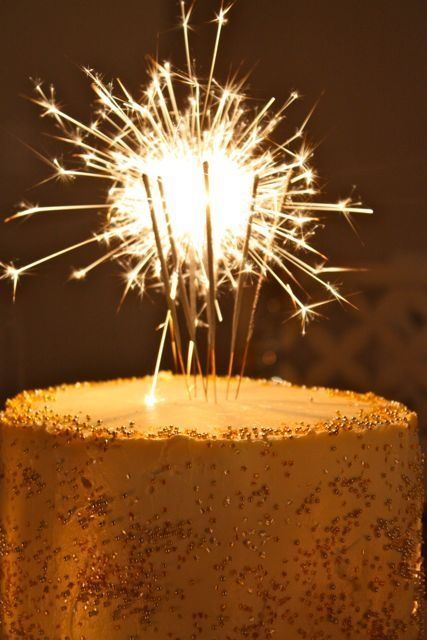 × Bonne Année... Happy New Years to all on Pinterest... thank you for beautiful, inspiring pins! Credit? / #newyear #celebration Birthday Cake Sparklers, Sparklers Fireworks, Golden Bday, Cake Sparklers, Golden Birthday Parties, Vanilla Bean Cakes, Sparkler Candles, Birthday Cake For Him, New Year's Cake