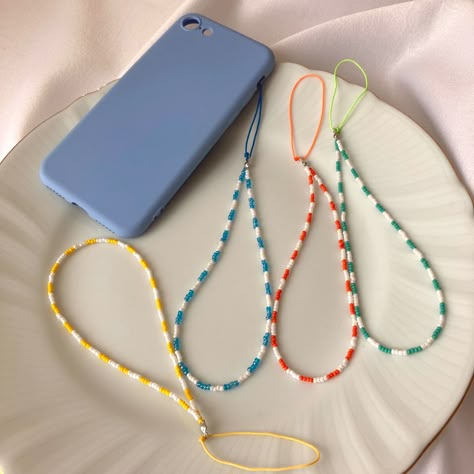 Simple Phone Charm Ideas, Simple Phone Charms, Phone Bracelet Ideas, Beaded Accessories Diy, Bead Accessories Ideas, Phone Accessories Beads, Bracelet Tutorial Beads, Beaded Accessories Ideas, Beads For Phone