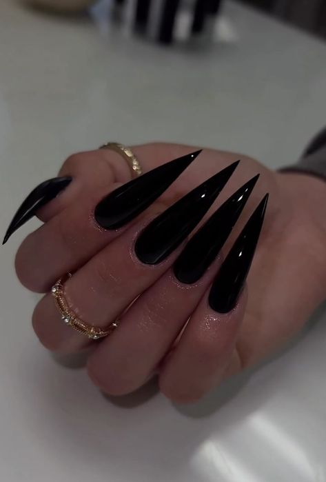 Black Nail Designs Pointy, Stelito Nails Black, Long Pointed Acrylic Nails, Pointy Black Nails Design, Long Black Claw Nails, Sharp Stilleto Acrylic Nails, Long Sharp Black Nails, Sharp Pointed Nails, Super Sharp Stilleto Nails